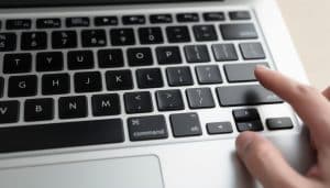 découvrez l'emplacement de la touche shift sur votre macbook et ses utilisations principales pour optimiser votre expérience de frappe.