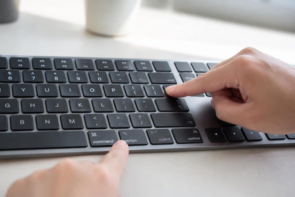 découvrez comment faire facilement les crochets sur un clavier mac grâce à nos astuces simples et rapides, pour gagner du temps dans votre écriture.